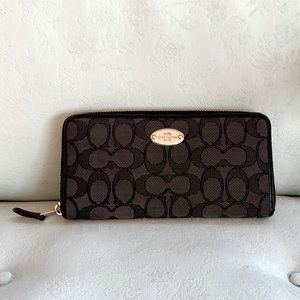 COACH Zippy Wallet